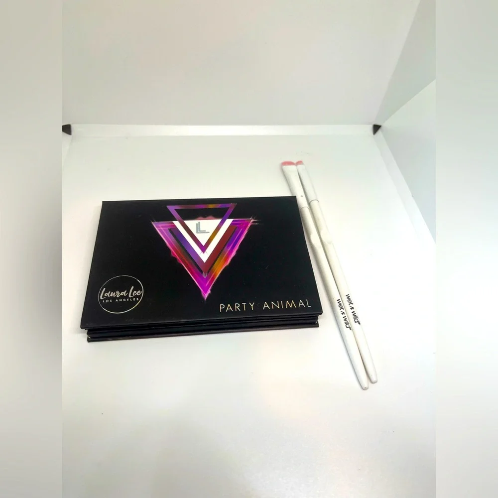 Laura Lee Party Animal Eyeshadow Palette & Wet n Wild Angled & Smoky Liner Brush